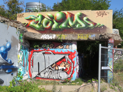 833773 Afbeelding van enkele graffitikunstwerken met o.a. een Utrechtse kabouter (KBTR), bij de uitgang van het terrein ...
